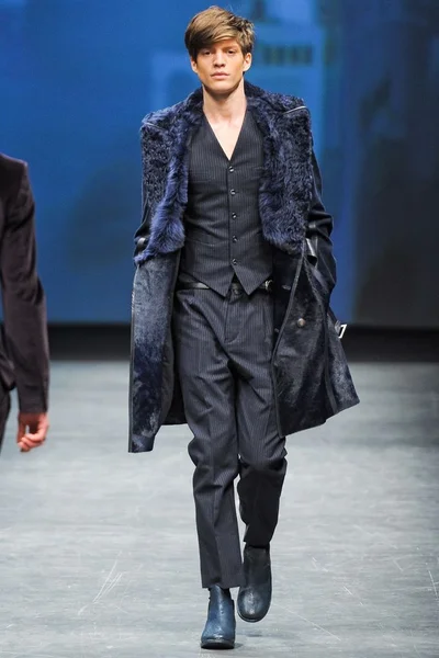 Look 16